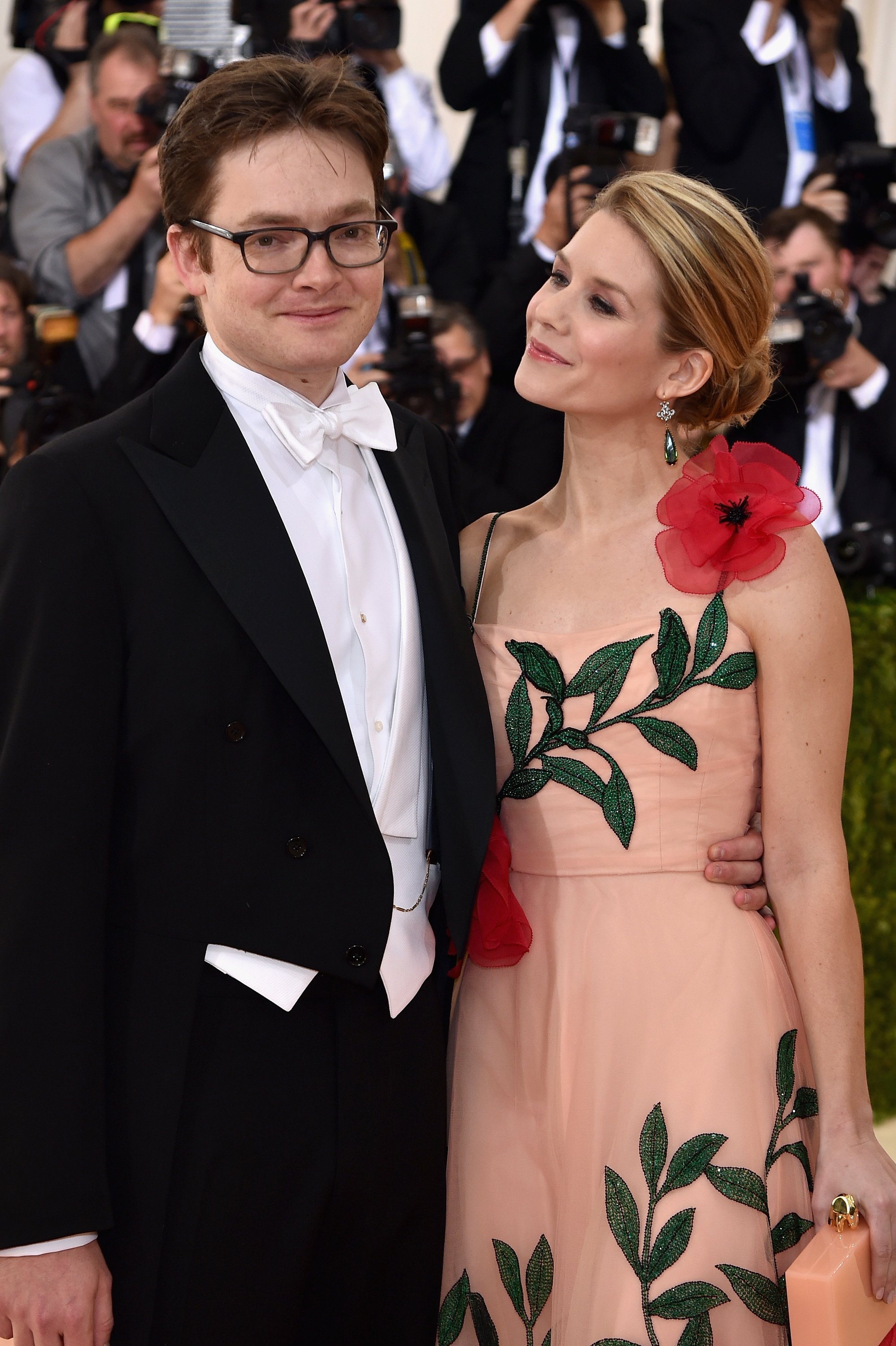 Charles Shaffer and Elizabeth Cordry pose at the "Manus x Machina: Fashion In An Age Of Technology" Costume Institute Gala at Metropolitan Museum of Art on May 2, 2016, in New York City | source: Getty Images