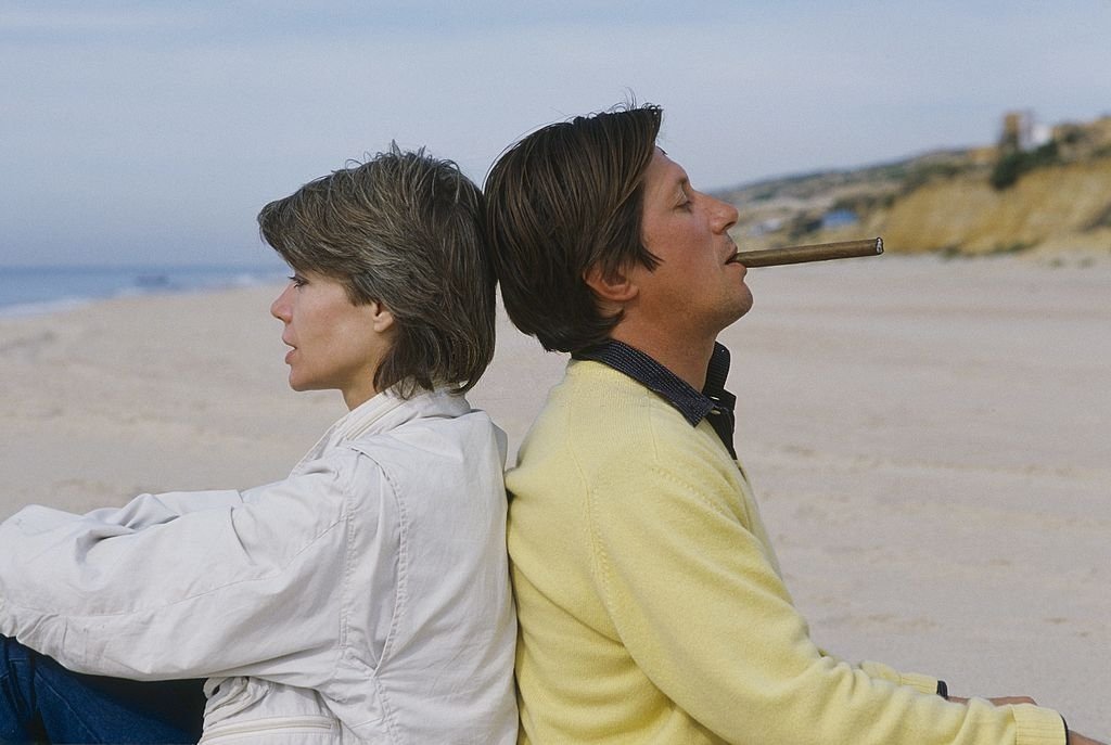 Jacques DUTRONC et Françoise HARDY sur la plage de Mazagon en Andalousie où Jacques tourne le film 'Sarah' de Maurice Dugowson. | Photo : Getty Images