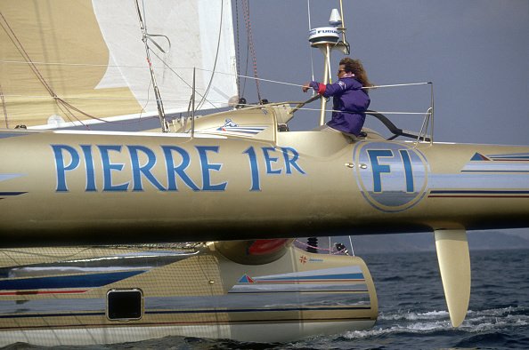 Florence Arthaud navigue sur son Trimaran Pierre.| Photo : Getty Images