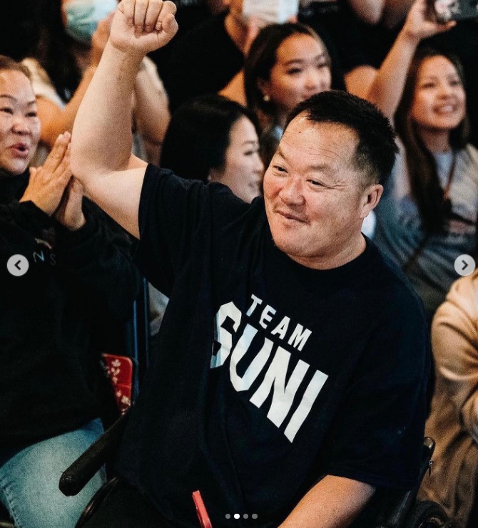 Suni Lee's father, John Lee, supporting her in an image uploaded on July 29, 2021 | Source: Instagram/sunisalee