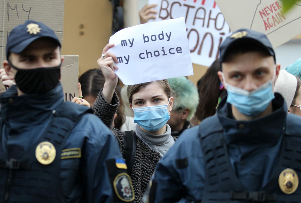 Manifestante contra el aumento de las restricciones al acceso al aborto en Polonia sostiene un cartel que dice "mi cuerpo, mi decisión" en Kiev, Ucrania, 26 de octubre de 2020. | Foto: Getty Images Manifestante contra el aumento de las restricciones al acceso al aborto en Polonia sostiene un cartel que dice "mi cuerpo, mi decisión" en Kiev, Ucrania, 26 de octubre de 2020. | Foto: Getty Images