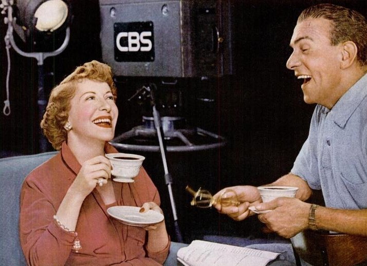 George Burns and Gracie Allen in a 1953 coffe ad. | Source: Wikimedia Commons