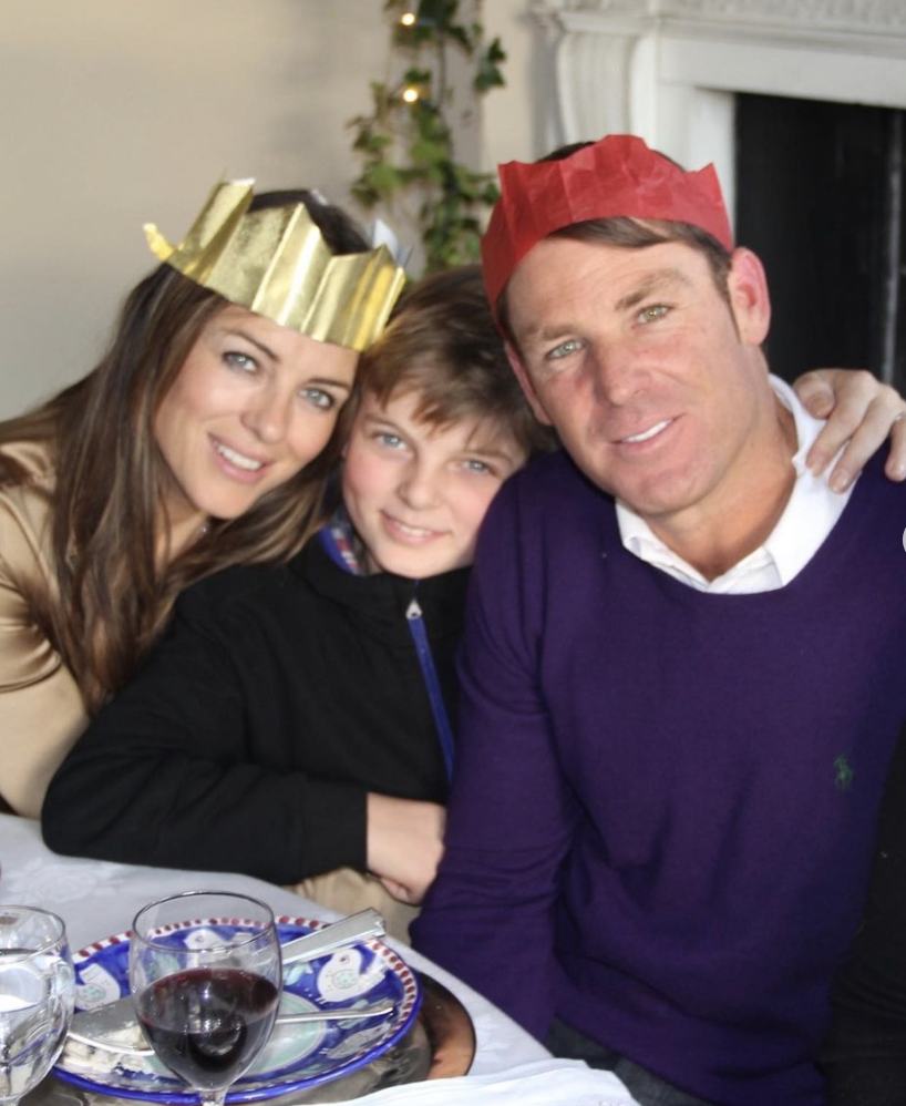 Damian and Elizabeth Hurley with Shane Warne in a throwback photo, dated March 2022 | Source: Instagram/DamianHurley1