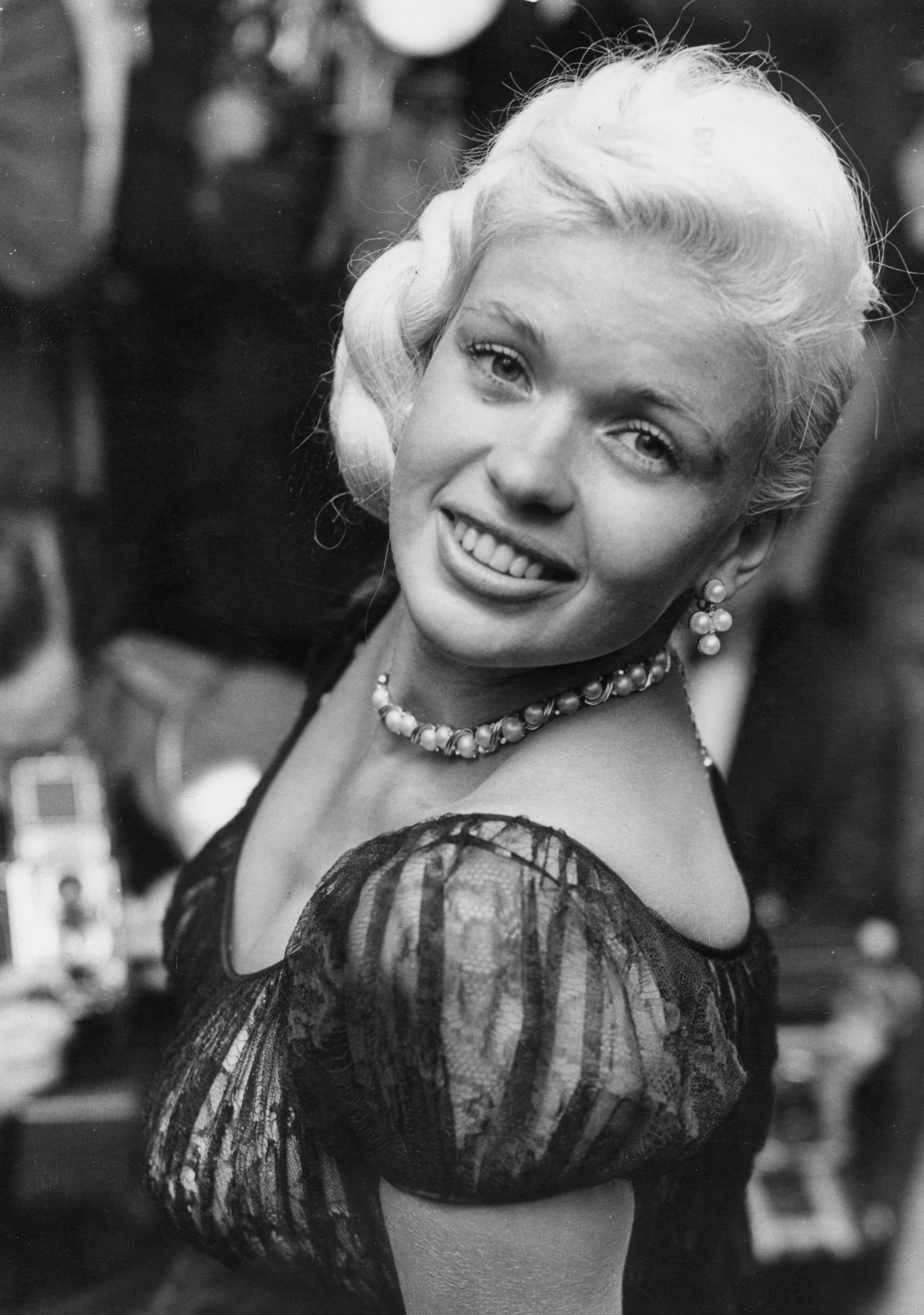 Hollywood bombshell Jayne Mansfield poses at the Dorchester Hotel in London on September 25, 1957 | Source: Getty Images