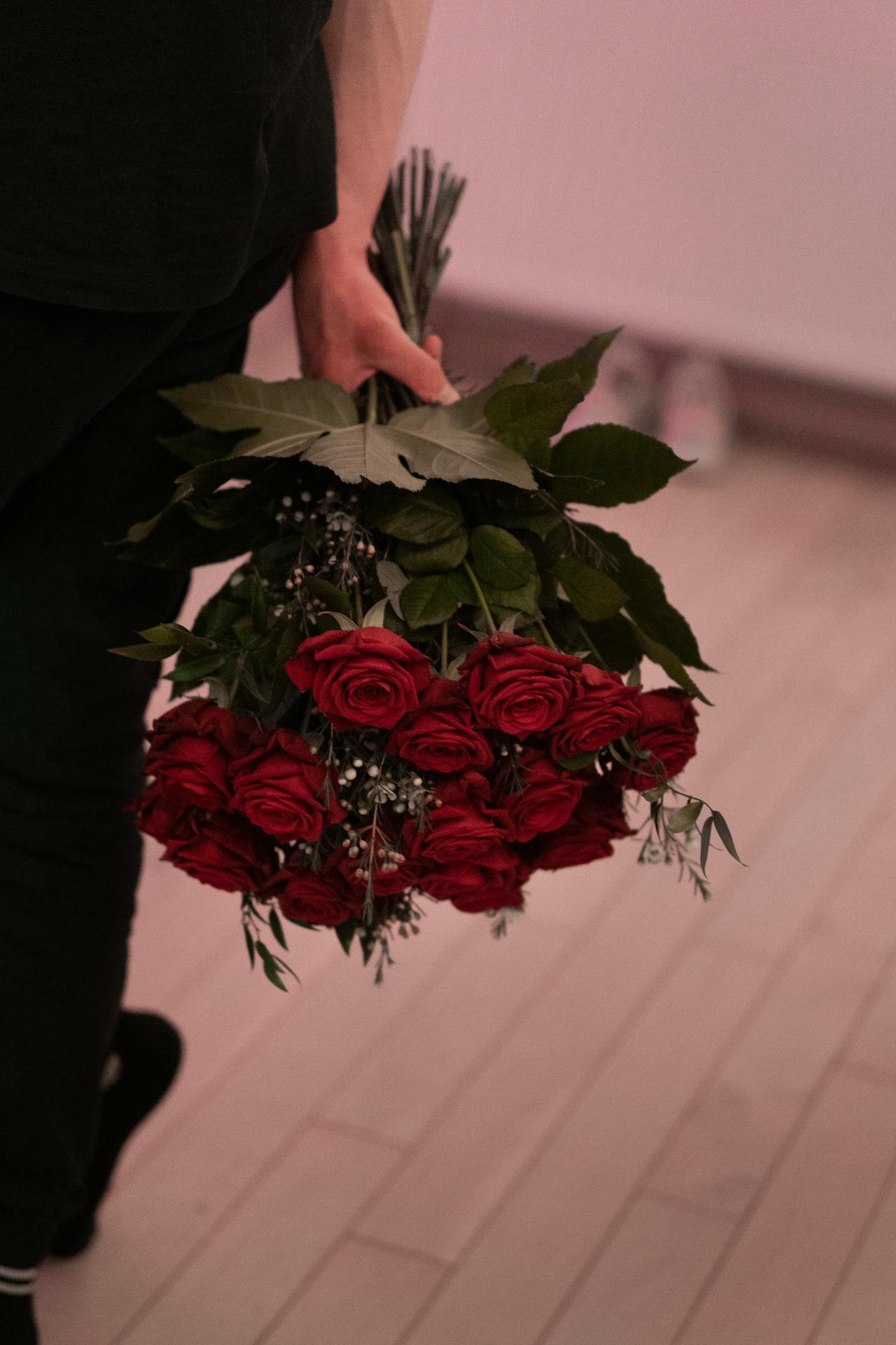 A man holding a bouquet of roses | Source: Midjourney