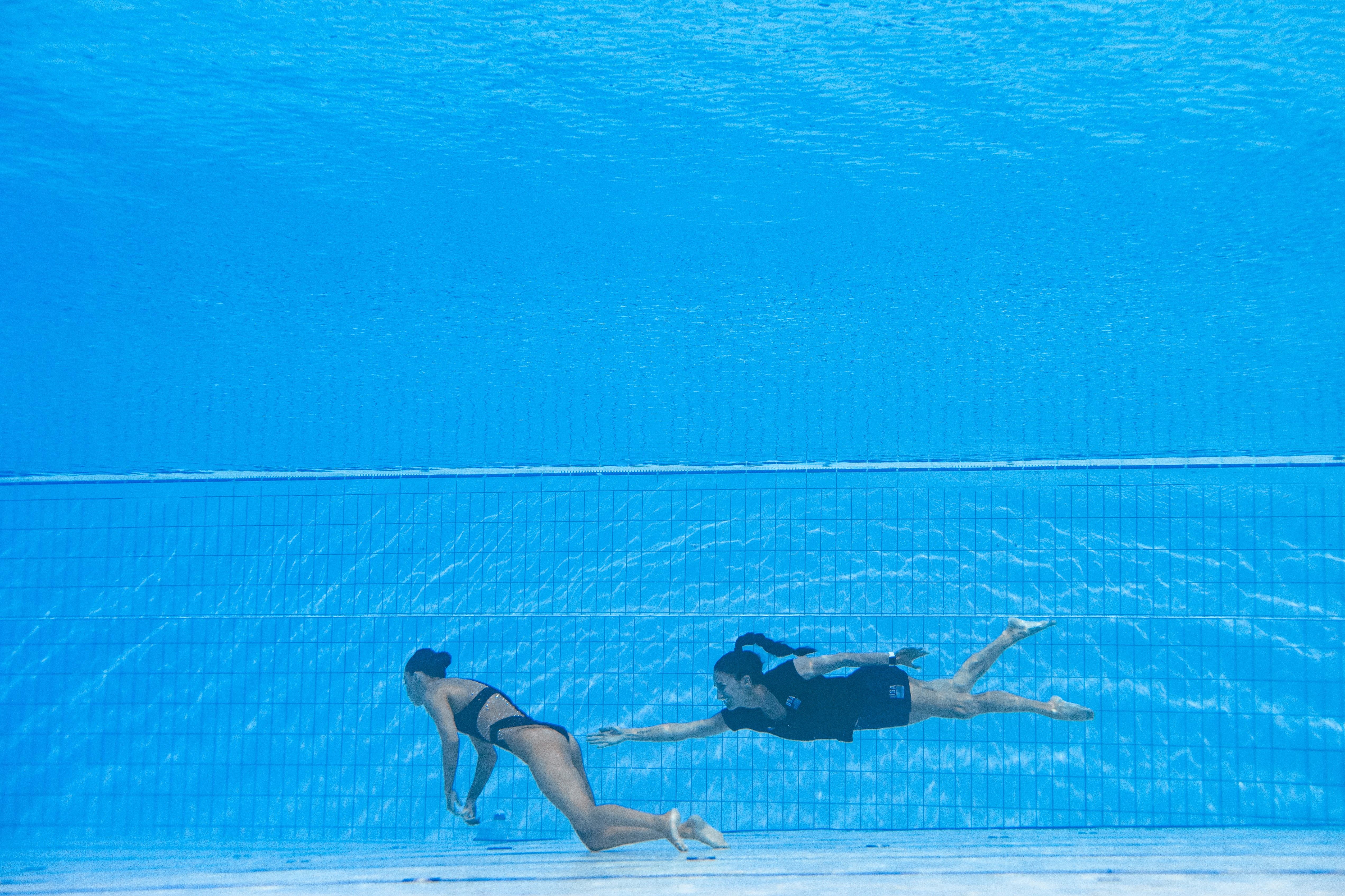 Andrea Fuentes recovers Anita Alvarez from the bottom of the pool during an incident in the women's solo free artistic swimming finals, at the Budapest 2022 World Aquatics Championships in Budapest on June 22, 2022. | Source: Getty Images