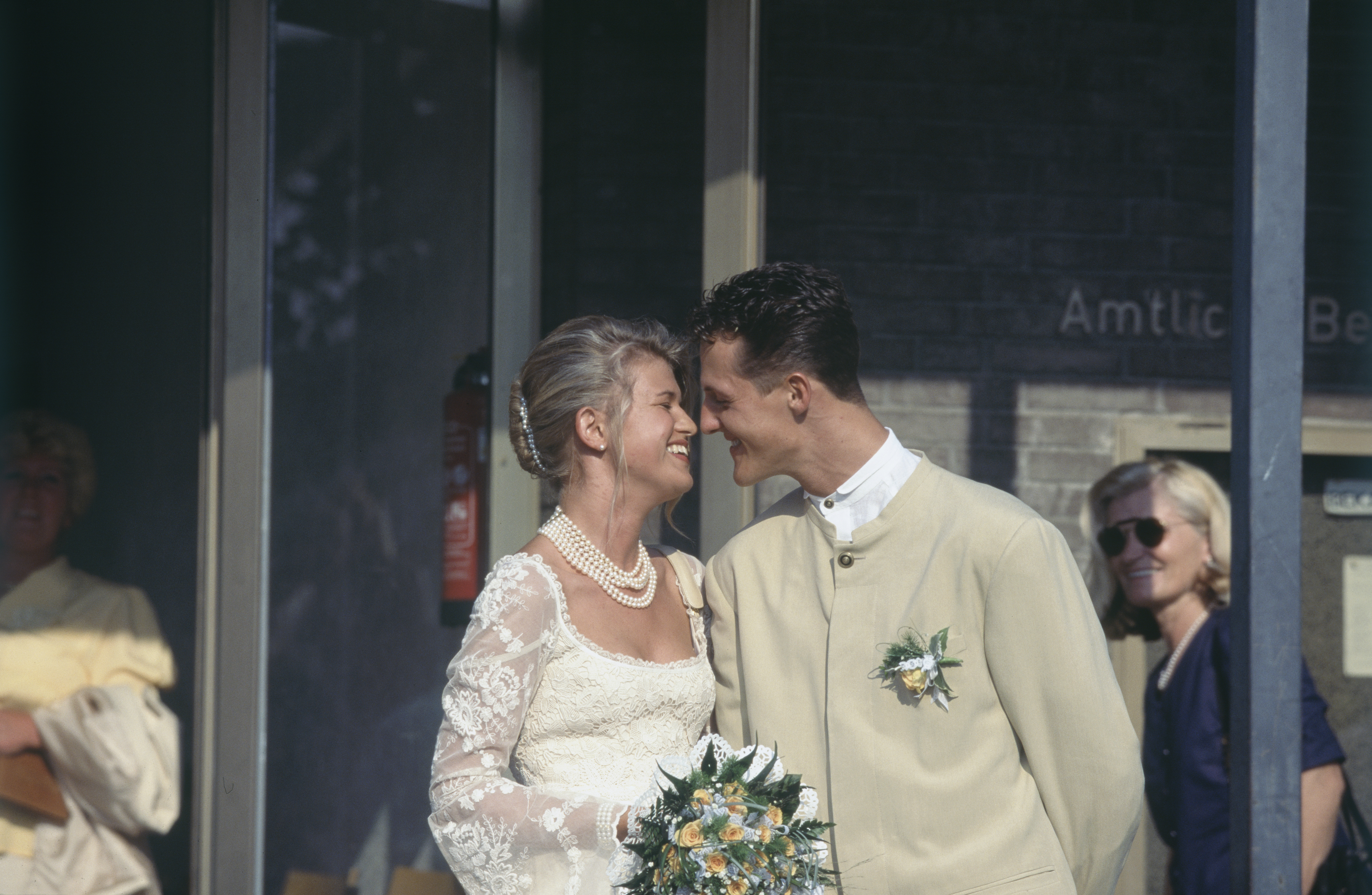 Michael Schumacher with Corinna Betsch on their wedding day in Kerpen, on August 1, 1995. | Source: Getty Images