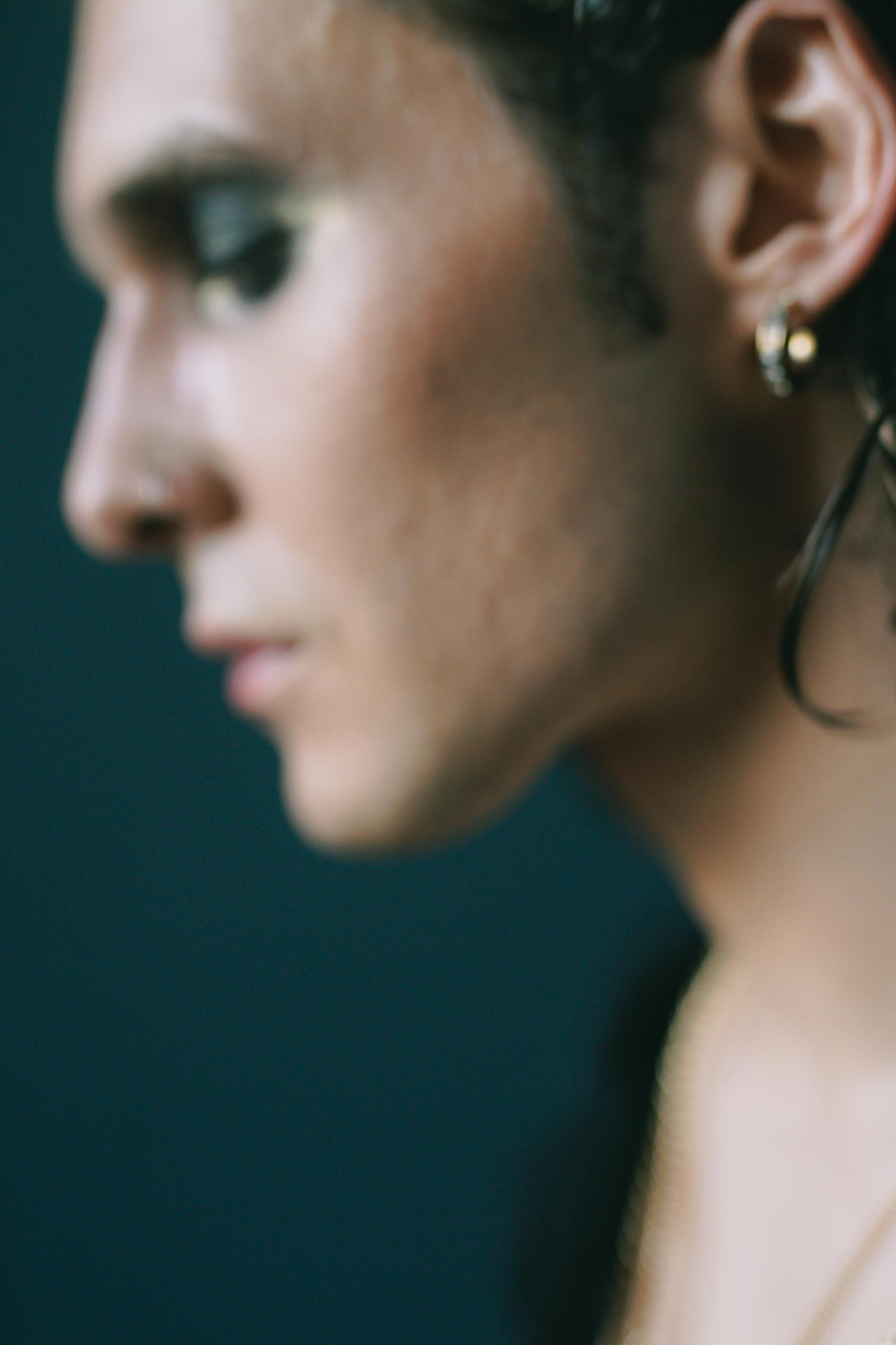 A blurred photo of a man wearing makeup | Source: Pexels