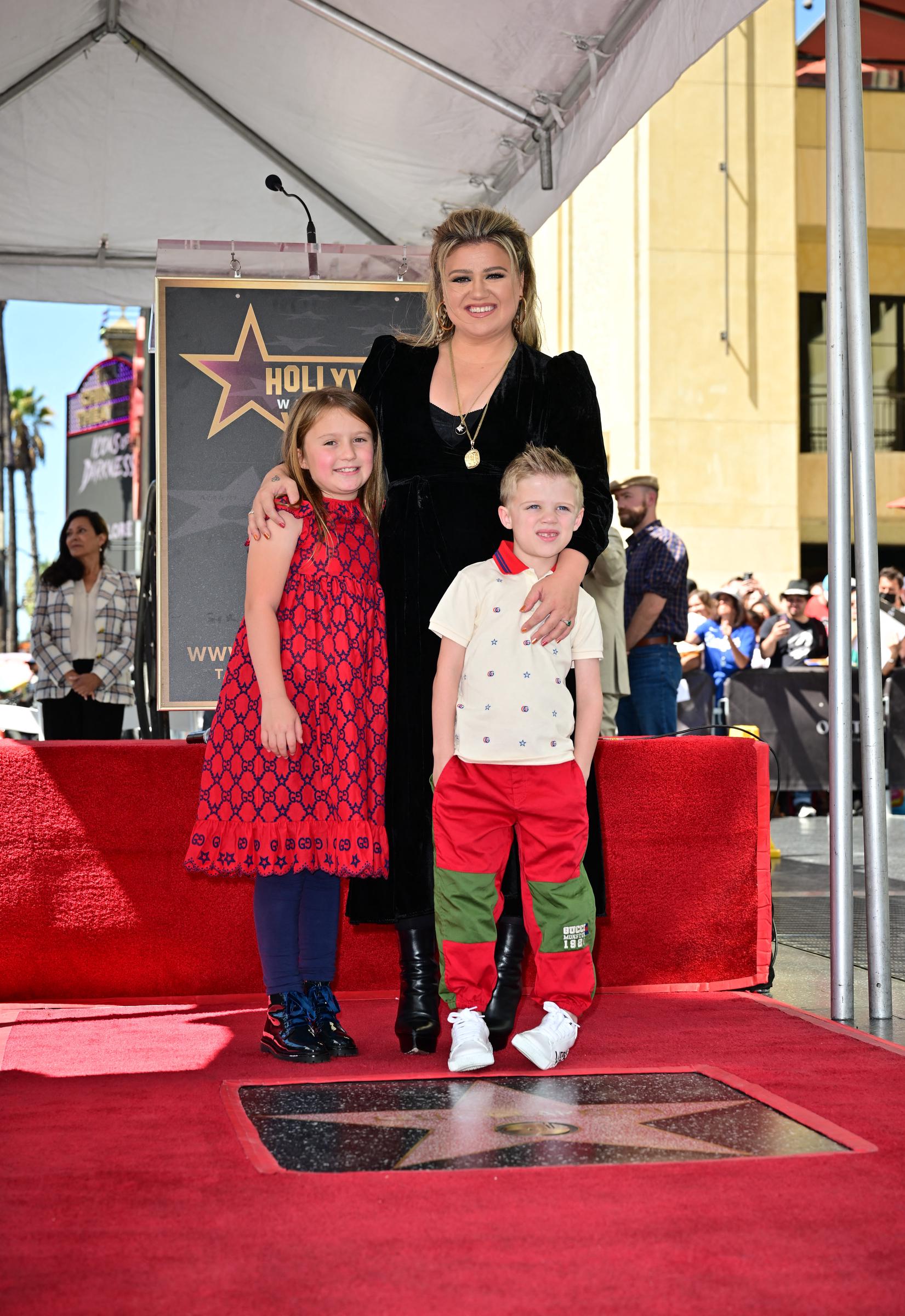 Kelly Clarkson, joined by her children, stands for a photo with her newly unveiled Hollywood Walk of Fame Star in California, on September 19, 2022 | Source: Getty Images