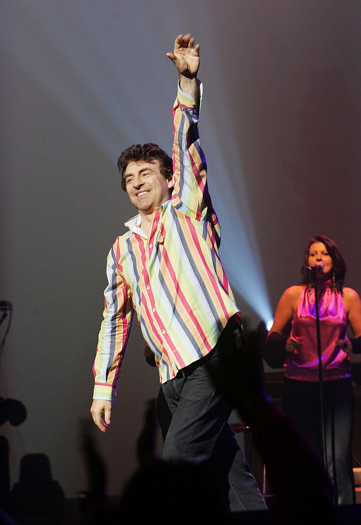 Claude Barzotti se produit lors du concert Age Tendre & Tetes de Bois qui a eu lieu au Théâtre Nikaia le 7 novembre 2008 à Nice, France. | Photo : Getty Images