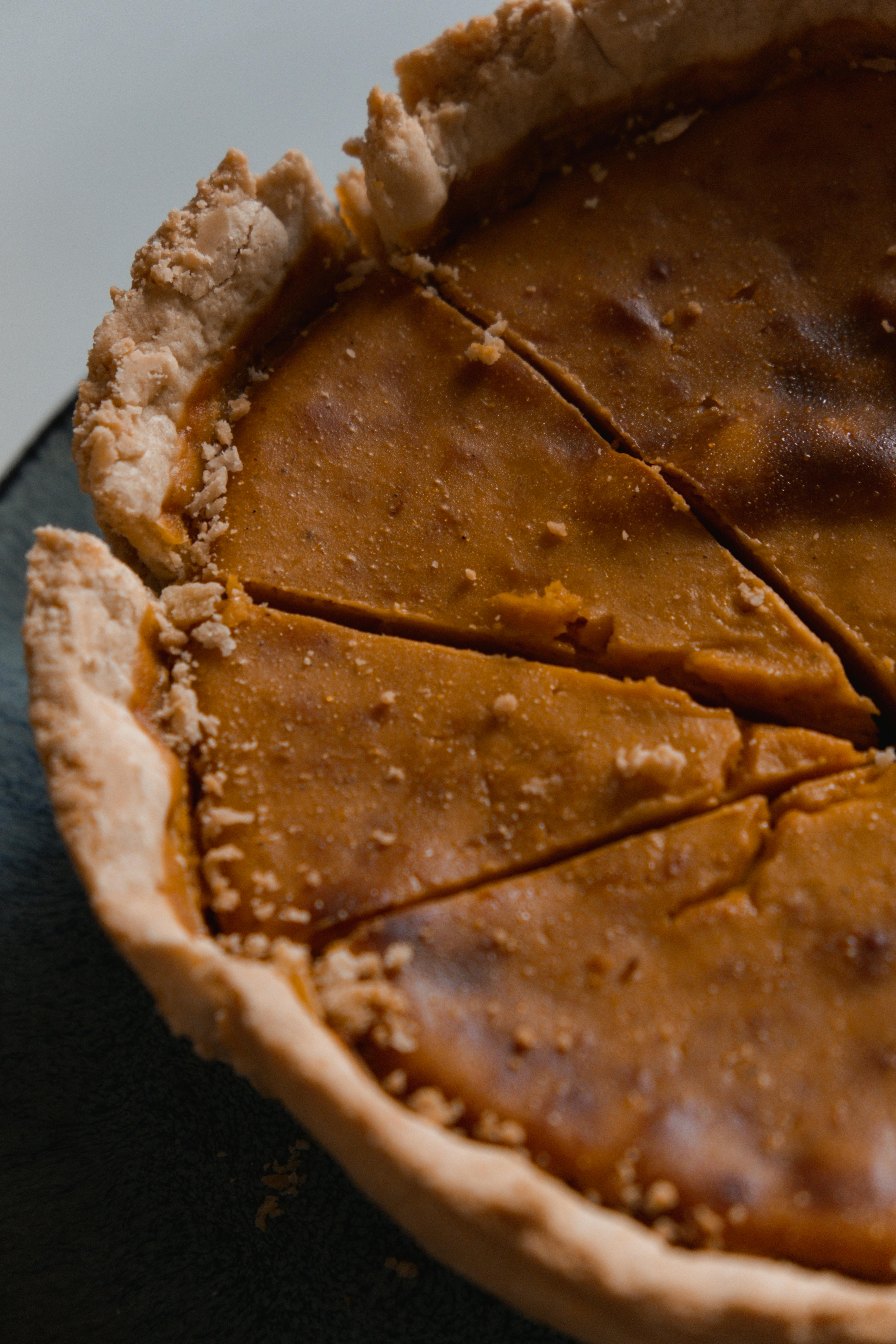 A close-up of a pumpkin pie | Source: Pexels