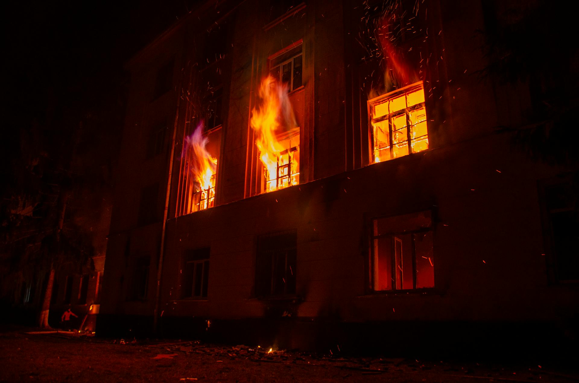 Night shot of a burning building | Source: Pexels