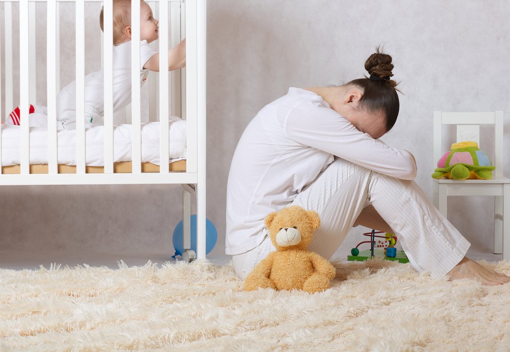 Junge Mutter zwischen 30 und 40 Jahren leidet unter postnataler Depression. I Quelle: Shutterstock