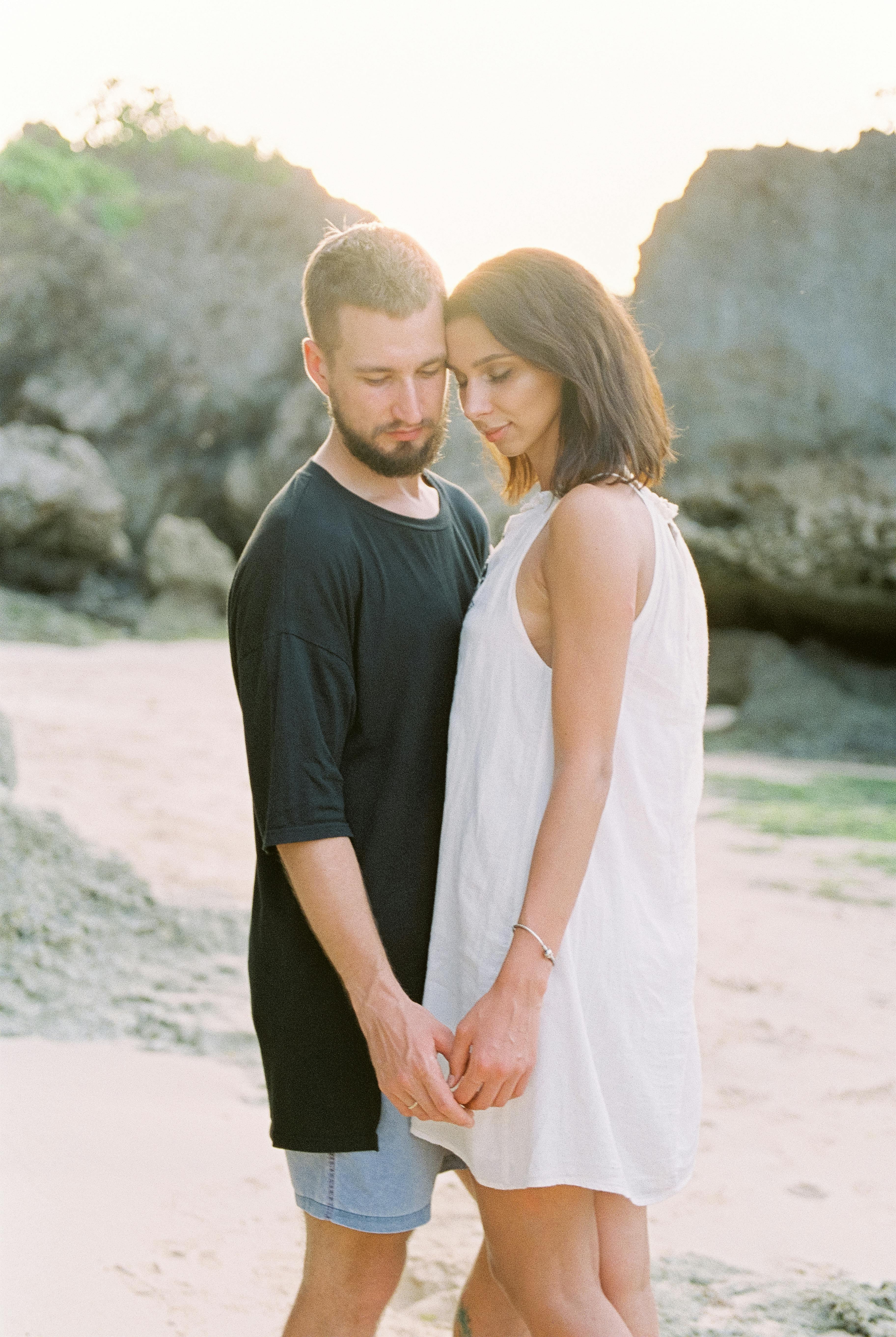 A couple embracing while on vacation | Source: Pexels