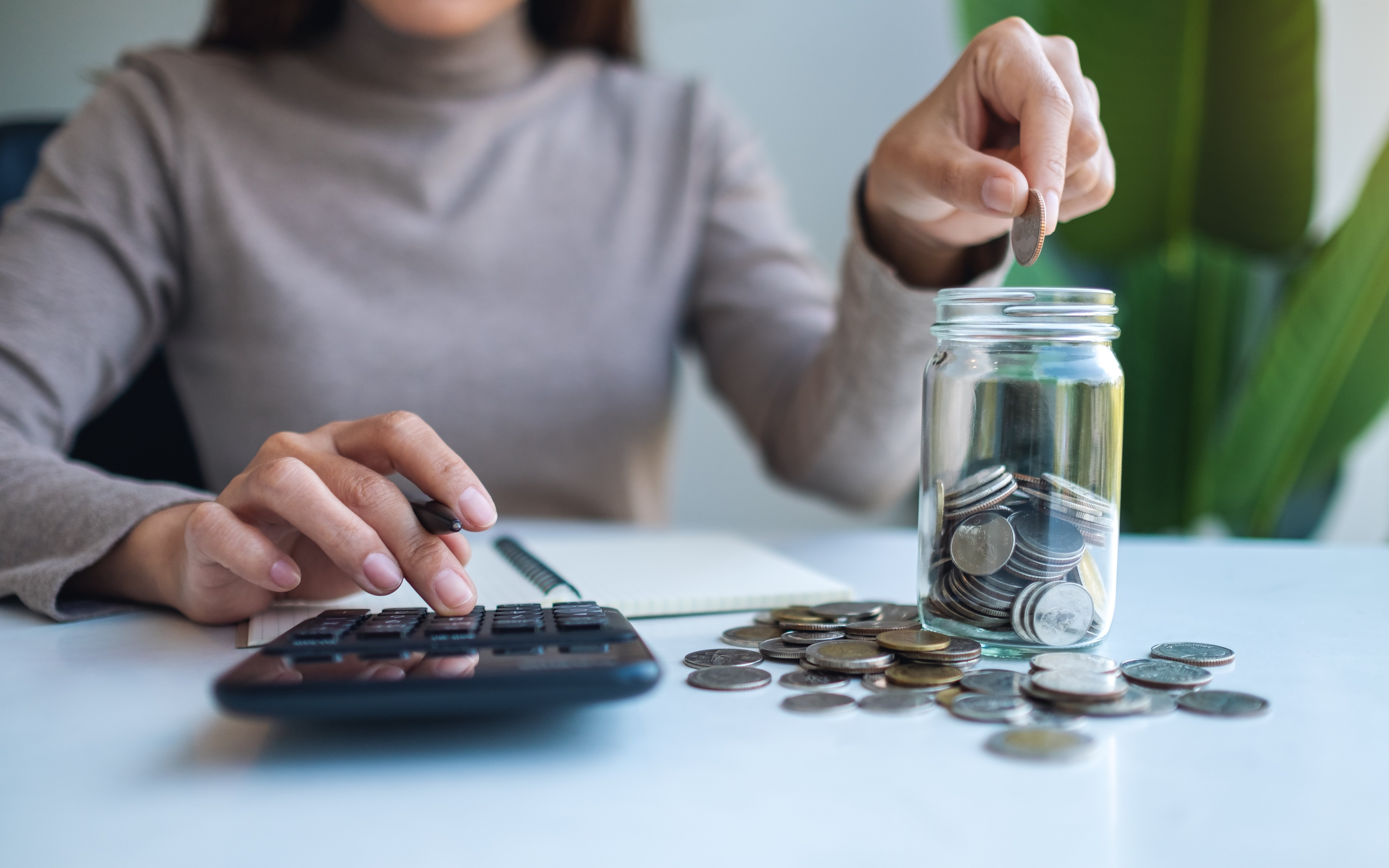 Woman counting money | Source: Shutterstock 