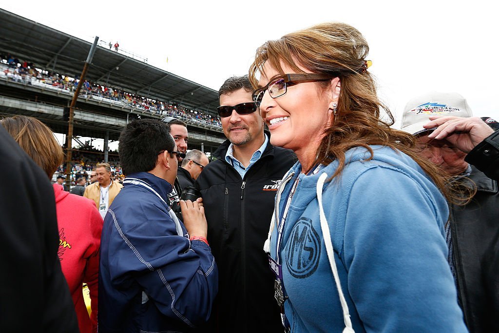 Sarah Palin and her husband, Todd, walk through pit road during the IZOD IndyCar Series 97th running of the Indianpolis on May 26, 2013. | Photo: Getty Images