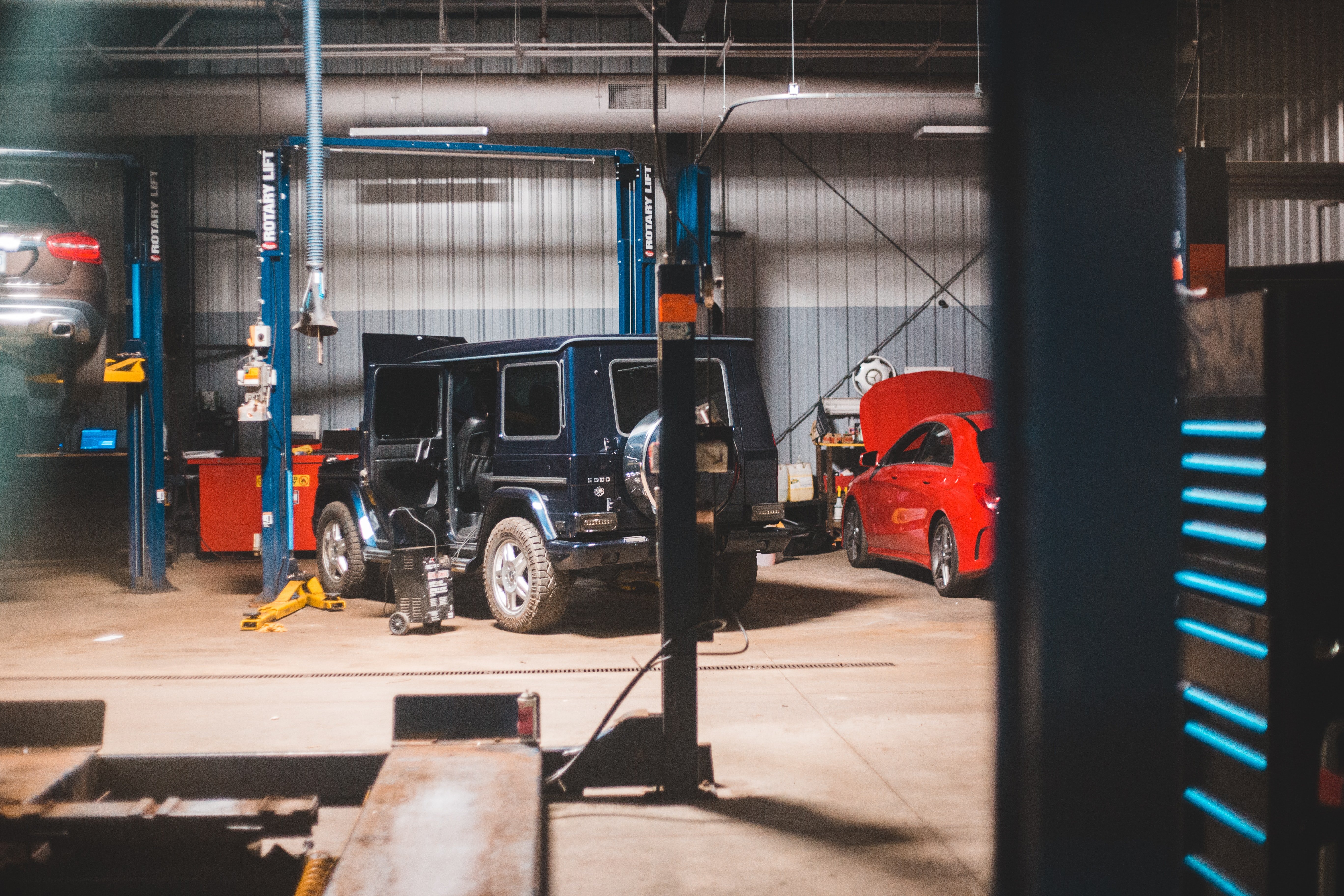 Des voitures dans un garage. | Photo : Unsplash