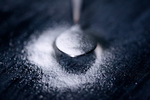 Un cuillère rempli de sucre. | Photo : Unsplash