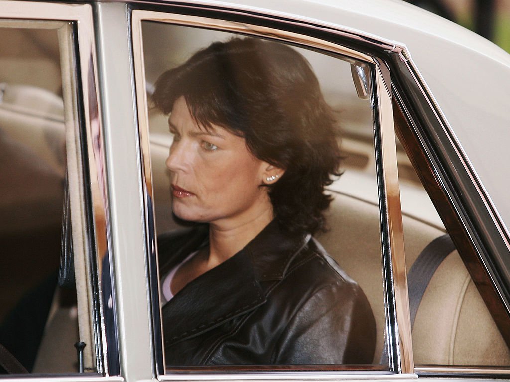 La princesa Estefanía llega a la Catedral el 19 de noviembre de 2004 en Monte Carlo, Mónaco. | Foto: Getty Images La princesa Estefanía llega a la Catedral el 19 de noviembre de 2004 en Monte Carlo, Mónaco. | Foto: Getty Images