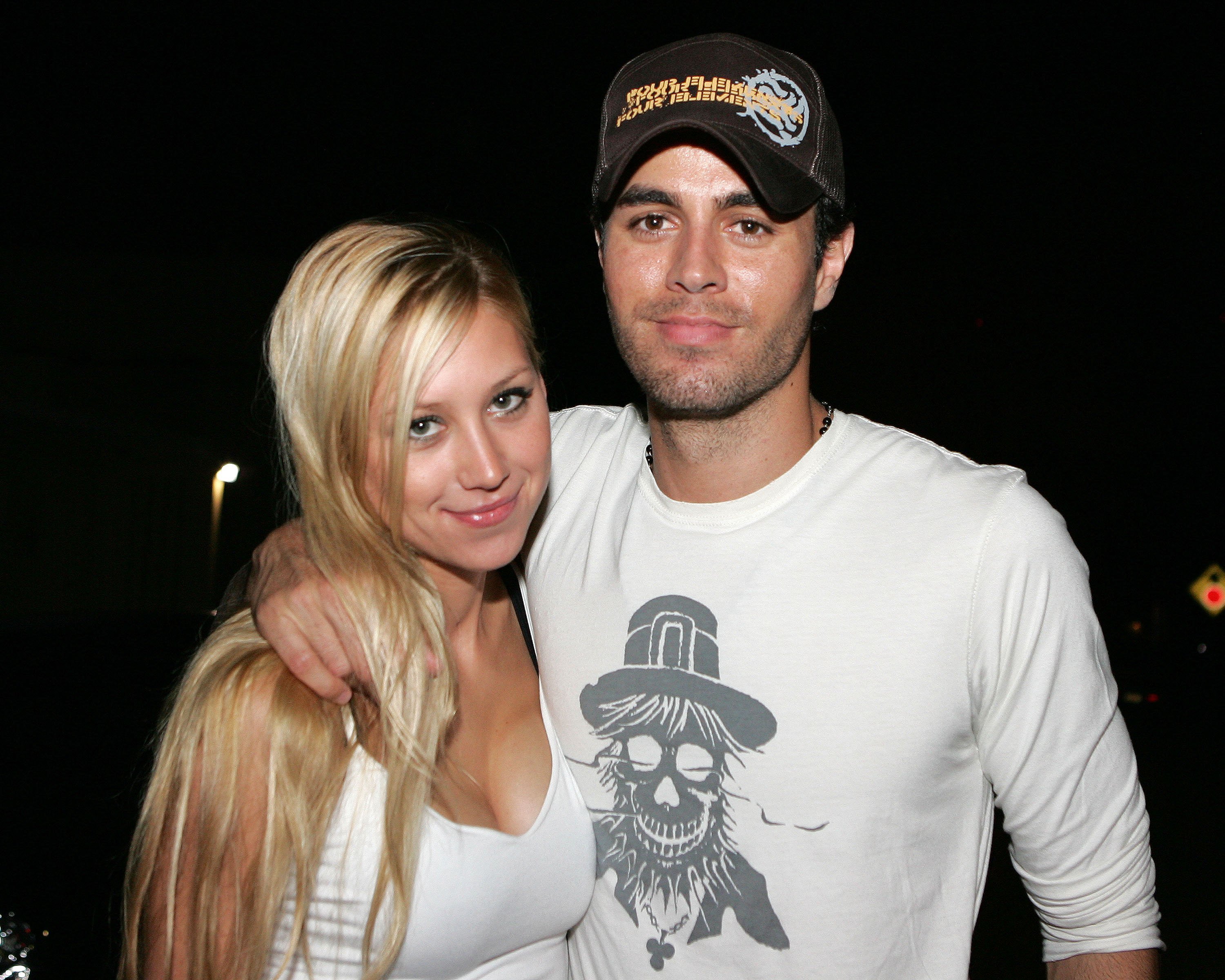 Anna Kournikova and singer Enrique Iglesias leave Big Pink restaurant on June 16, 2006, in Miami, Florida. | Source: Getty Images.