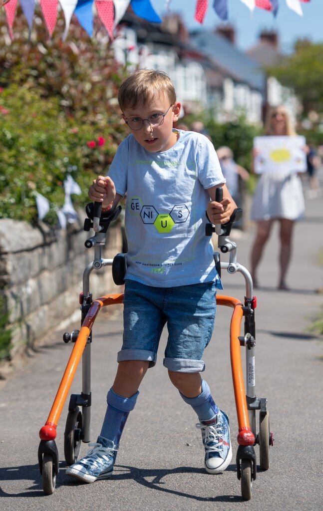 Tobias Weller, neuf ans, de Sheffield, atteint de paralysie cérébrale et d'autisme, termine un marathon. | Photo : Getty Images