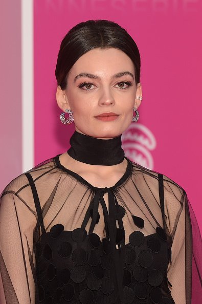 Emma Mackey, pose sur le tapis rose avant la cérémonie de clôture de la 2e Canneseries - Festival International Series le 10 avril 2019 à Cannes, France. | Photo : Getty Images Emma Mackey, pose sur le tapis rose avant la cérémonie de clôture de la 2e Canneseries - Festival International Series le 10 avril 2019 à Cannes, France. | Photo : Getty Images