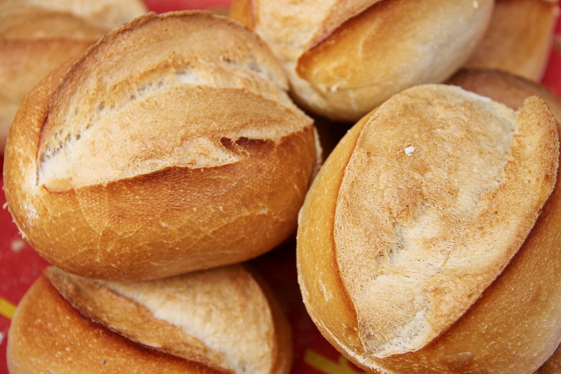 Quelques morceaux de pain | Photo : Pixabay.