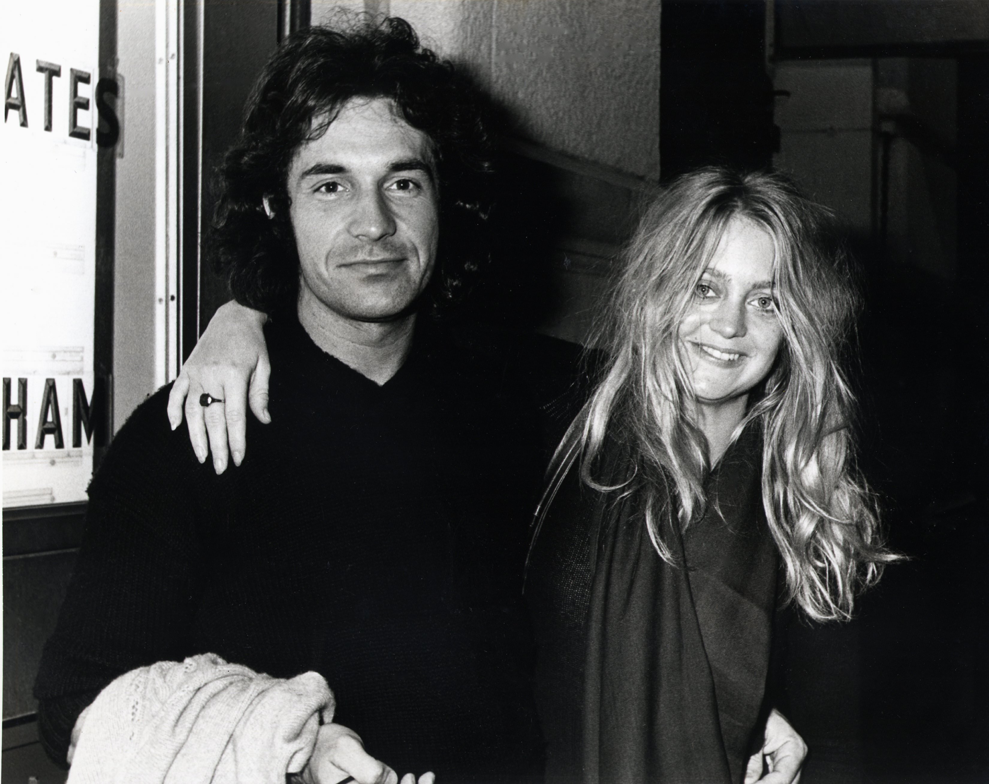 Musician Bill Hudson pictured with his wife, actress Goldie Hawn on November 20, 1976 | Source: Getty Images
