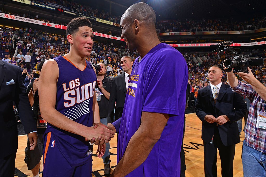 Devin Booker #1 of the Phoenix Suns shakes hands with Kobe Bryant #24 of the Los Angeles Lakers after the game at Talking Stick Resort Arena on March 23, 2016 | Photo: Getty Images