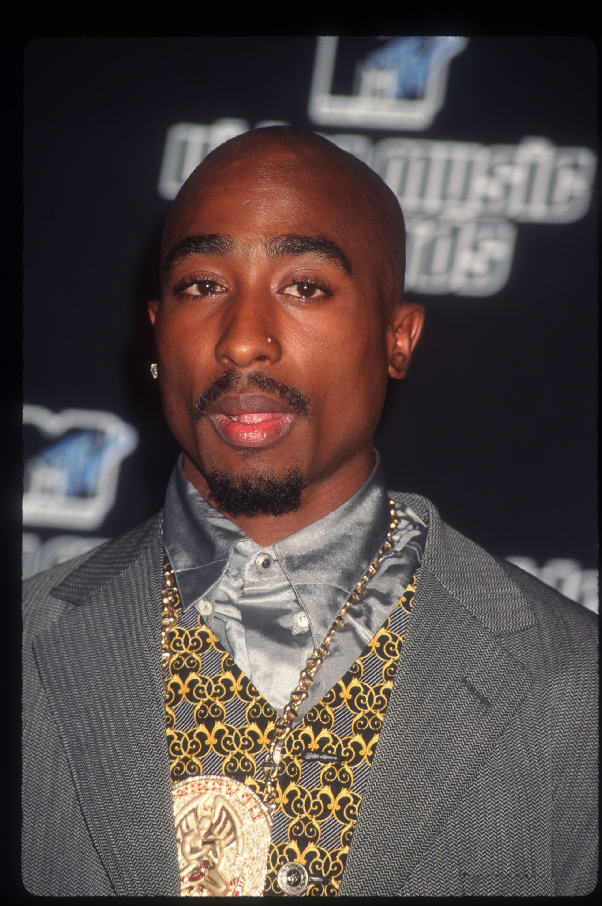 Tupac Shakur poses backstage at the MTV Video Music Awards in New York City on September 4, 1996. | Photo: Getty Images