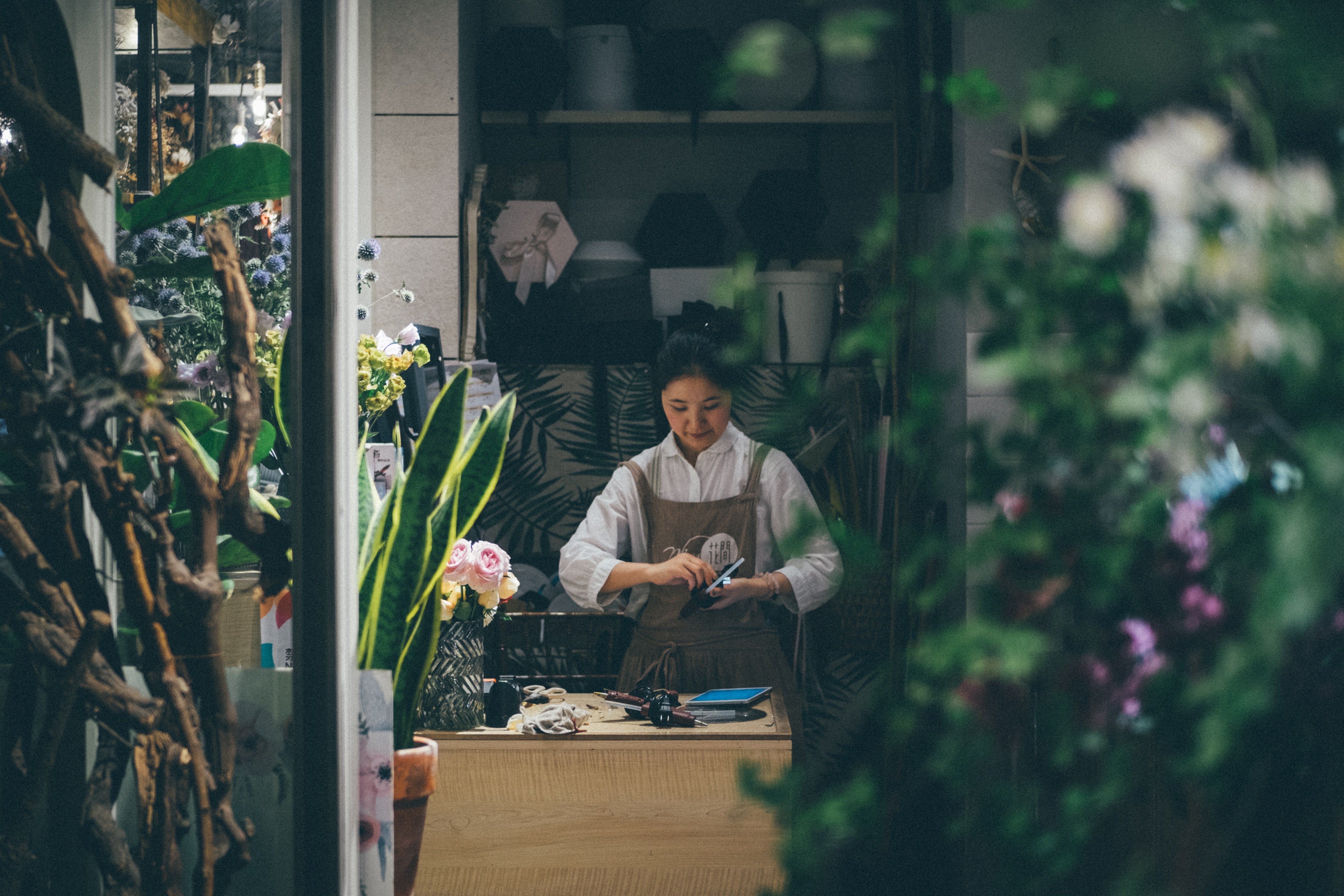 A florist working in her shop | Source: Unsplash.com