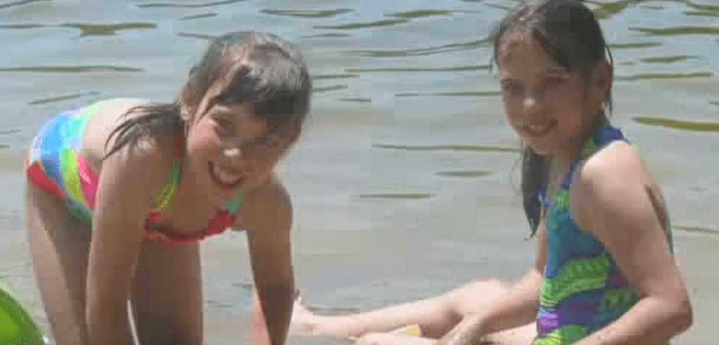 Kyrie und Brielle am Strand und haben Spaß. | Quelle: Youtube.com/CNN 