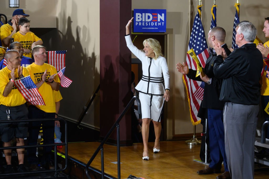 Jill Biden saluda mientras llega al escenario durante una parada de la campaña en Pittsburgh, Pensilvania. | Foto: Getty Images