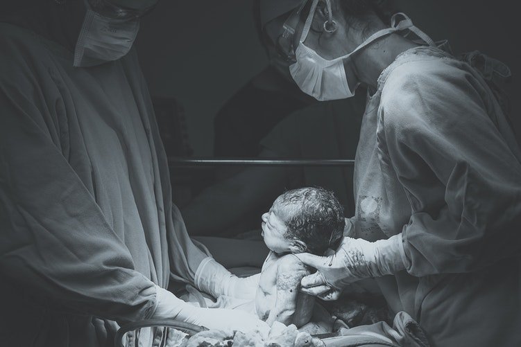 Des infirmiers qui mettent au monde un bébé | Photo : Unsplash Des infirmiers qui mettent au monde un bébé | Photo : Unsplash