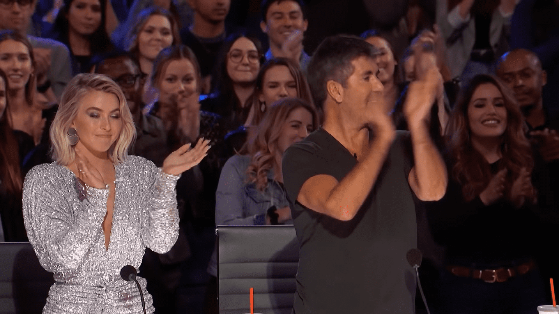El jurado aplaudiendo de pie a Kodi │Imagen tomada de: YouTube / America's Got Talent