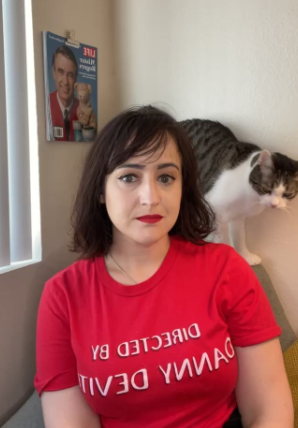 Mara Wilson pictured with her cat behind her, dated June 19, 2022 | Source: Instagram/marawilson
