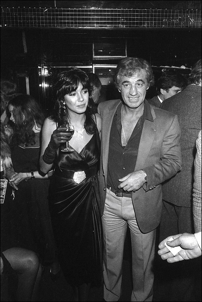 Jean-Paul Belmondo célèbre le succès et la vidéo du film "Le professionel" en France En décembre 1981 Avec Carlos Sotto Mayor. | Photo : Getty Images