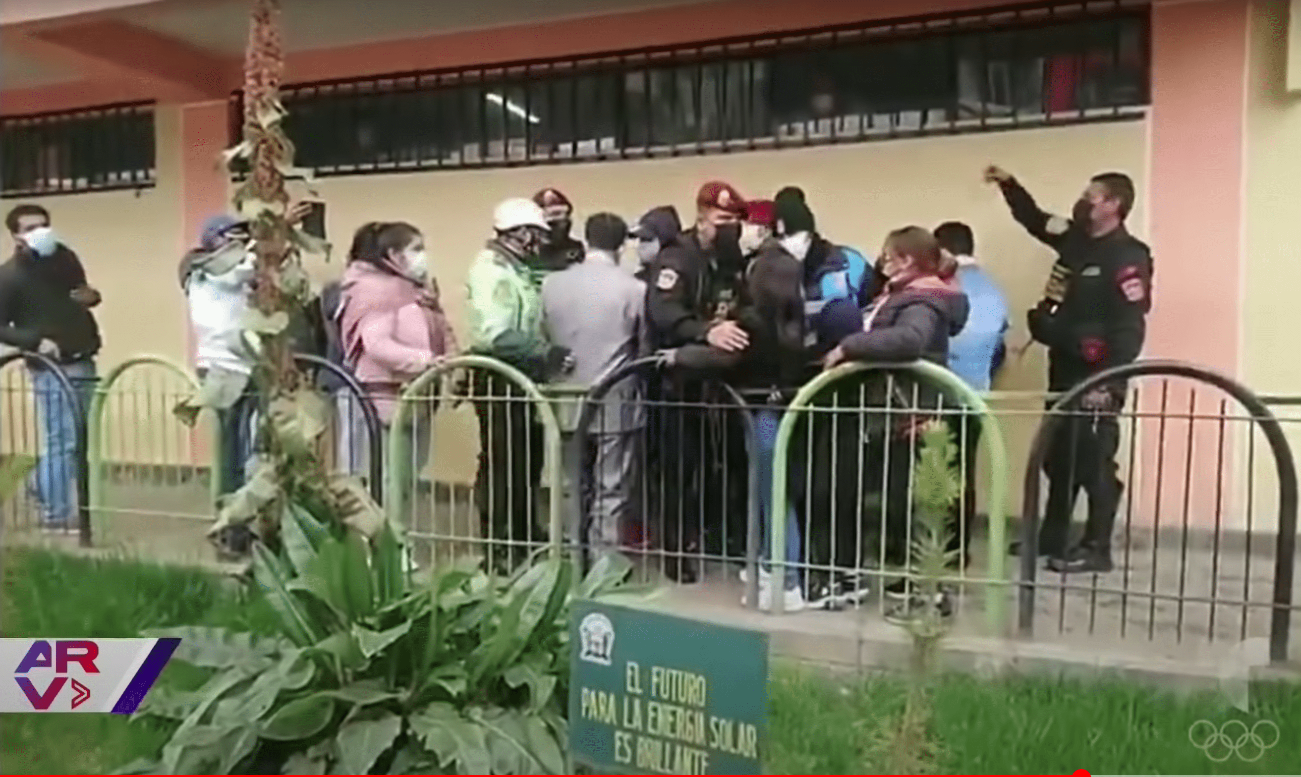 La conmoción fuera de la municipalidad provincial de Pasco, Perú. | Foto: Youtube.com/Al Rojo Vivo