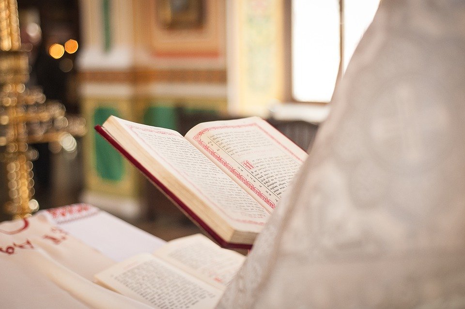Sacerdote celebrando una misa con la Biblia en su mano. | Imagen: Pixabay Sacerdote celebrando una misa con la Biblia en su mano. | Imagen: Pixabay