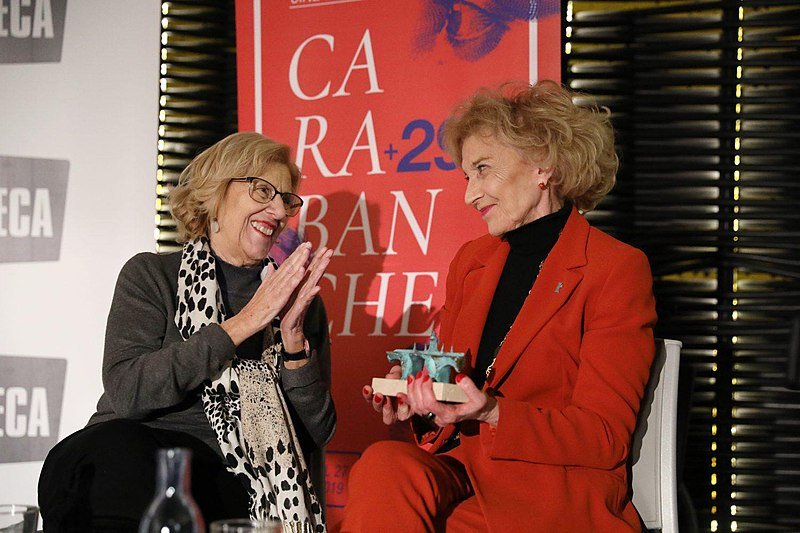 Marisa Paredes y la alcaldesa de Madrid, Manuel Carmena, en los premios “Puerta de Toledo” en el marco de la 37ª Semana de Cine Español en Carabanchel, 17 de enero de 2019. | Imagen: Wikimedia Commons Marisa Paredes y la alcaldesa de Madrid, Manuel Carmena, en los premios “Puerta de Toledo” en el marco de la 37ª Semana de Cine Español en Carabanchel, 17 de enero de 2019. | Imagen: Wikimedia Commons