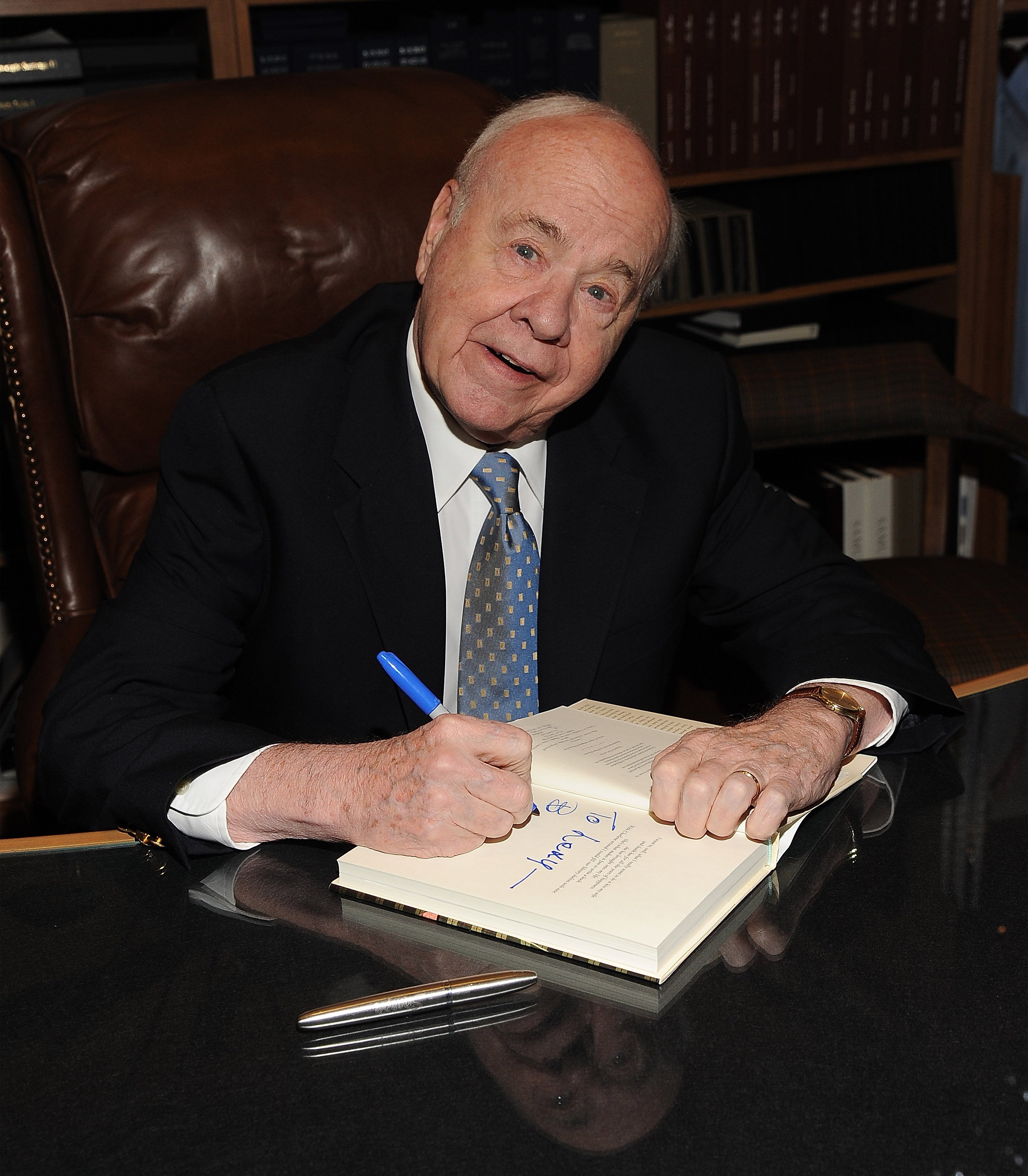Tim Conway firmando una copia de su nuevo libro. | Fuente: Getty Images