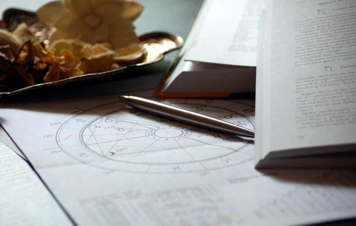 Documentos y tablas de astrología. | Imagen: PxHere