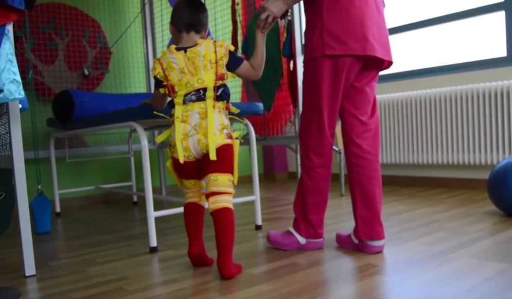 El pequeño Hugo realizando su terapia en compañía de su terapeuta. | Imagen: YouTube/AMIGOSDEGALICIA El pequeño Hugo realizando su terapia en compañía de su terapeuta. | Imagen: YouTube/AMIGOSDEGALICIA