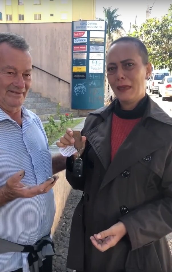 Margarete Mormul pronunciando palabras de agradecimiento a Celio Pereira. | Imagen: YouTube/Portal Pérola Margarete Mormul pronunciando palabras de agradecimiento a Celio Pereira. | Imagen: YouTube/Portal Pérola