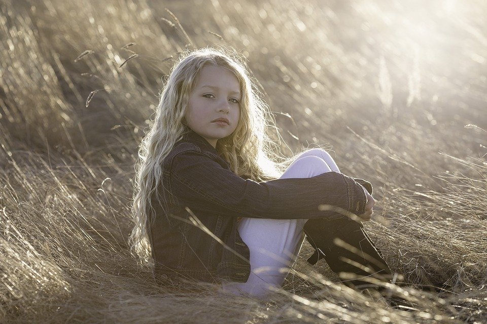 A sad girl sitting alone outdoors | Photo: Pixabay