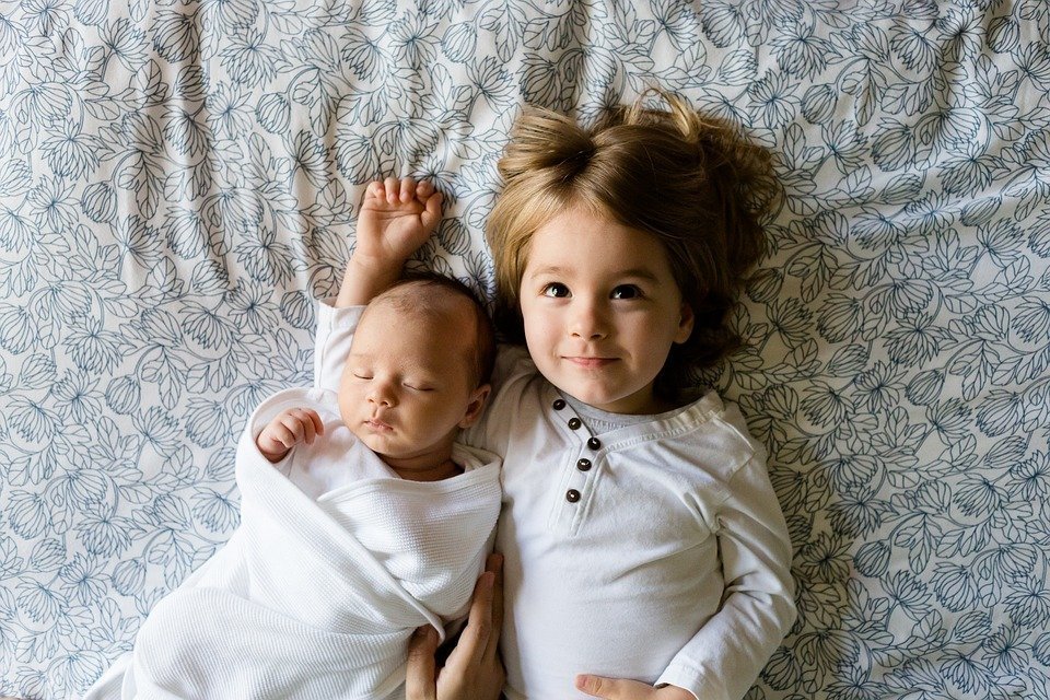 Kleinkind und Baby liegen zusammen | Quelle: Pixabay