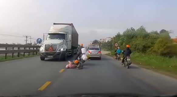 Mutter und Kind stürzen von Roller | Quelle: YouTube / ViralHog
