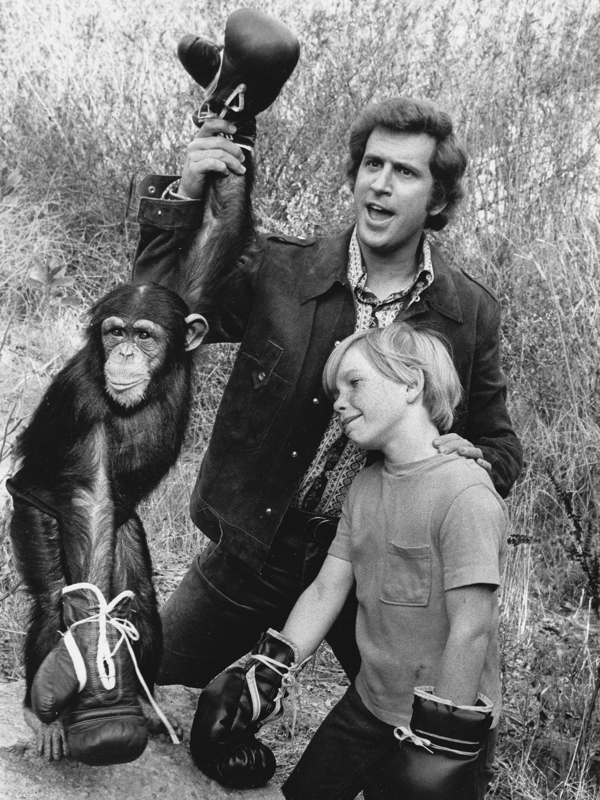 Ted Bessell and Scott Kolden with chimpanzee performer, "Buttons", promoting the 1972 premiere of the television series "Me and the Chimp" | Photo: Wikimedia Commons