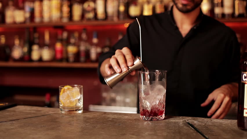 Photo of a barman mixing drinks in a bar | Photo: Shutterstock.com