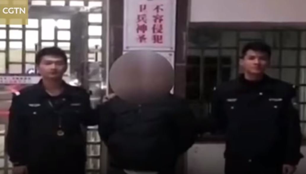 Hombre arrestado en China. Fuente: YouTube / CGTN